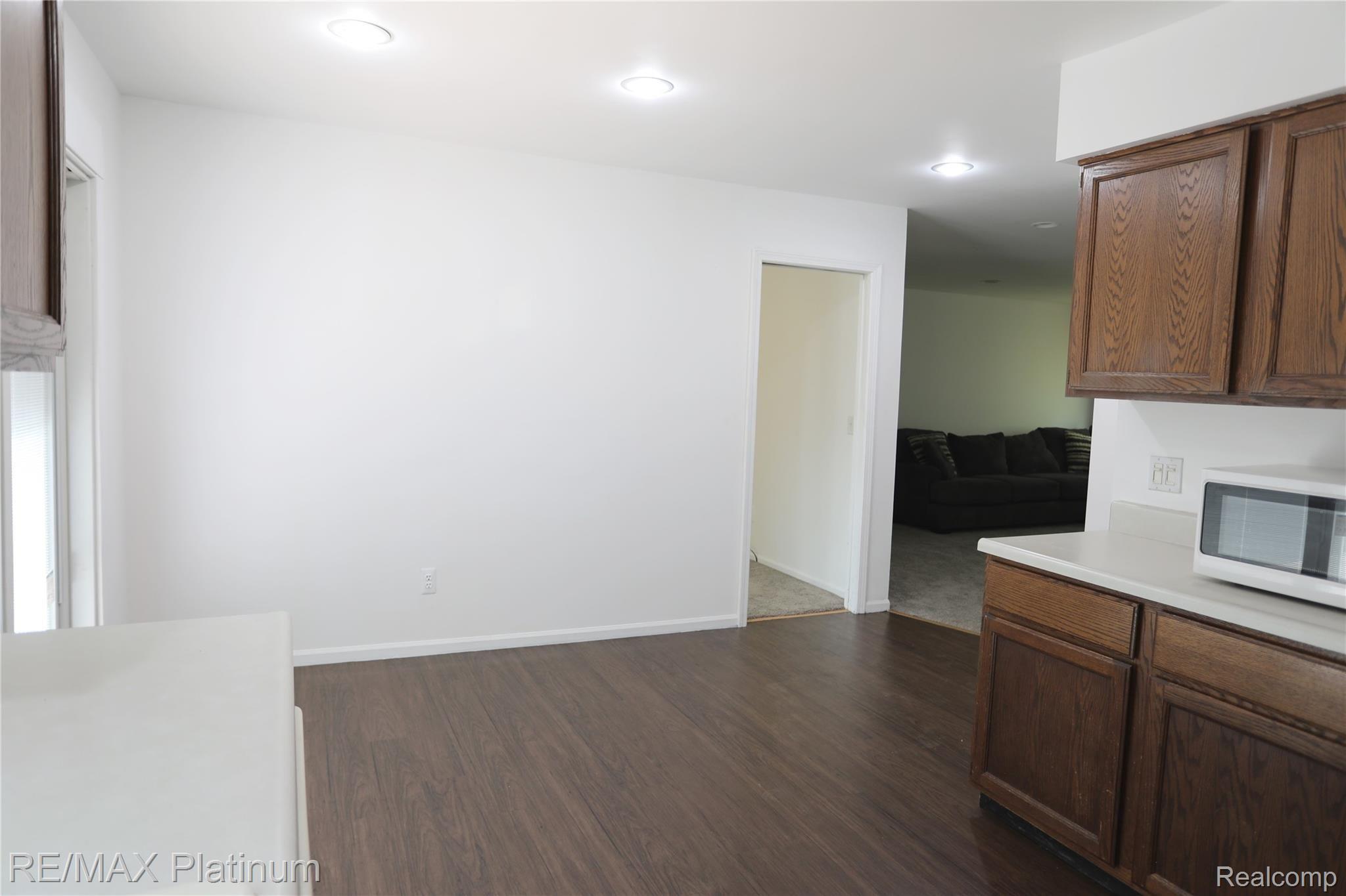 296 Delaware Road Whitmore Lake, MI 48189 - Photo 8 of 9 Eat in Kitchen.JPG