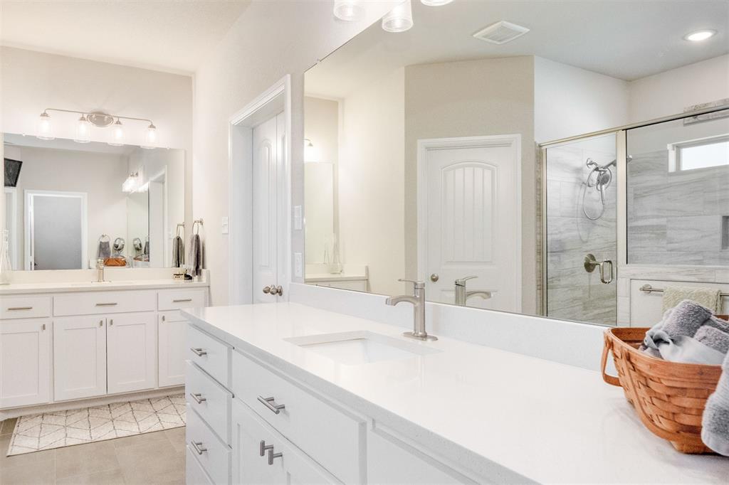 849 County Road 4764 Boyd, TX 76023 - Photo 19 of 40 a spacious bathroom with a sink double vanity granite tub shower and a mirror