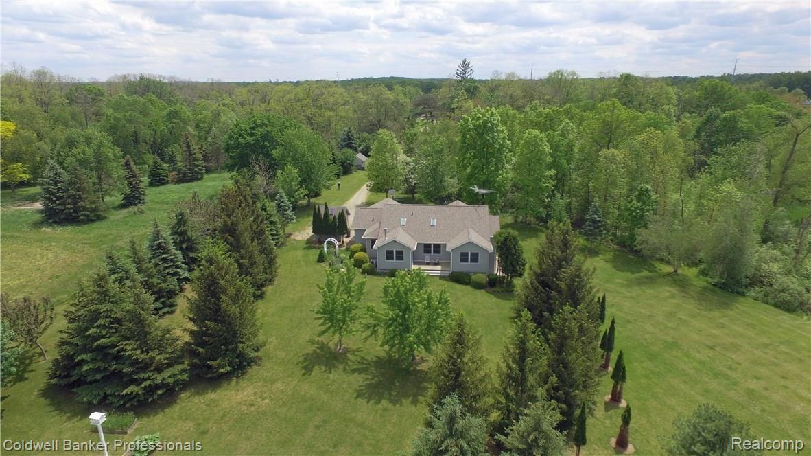 305 East Rattalee Lake Road Holly, MI 48442 - Photo 3 of 38 DJI_0008.jpg