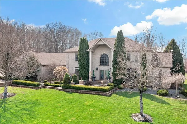 a view of a house with backyard
