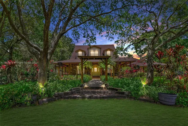 a view of a yard in front of house