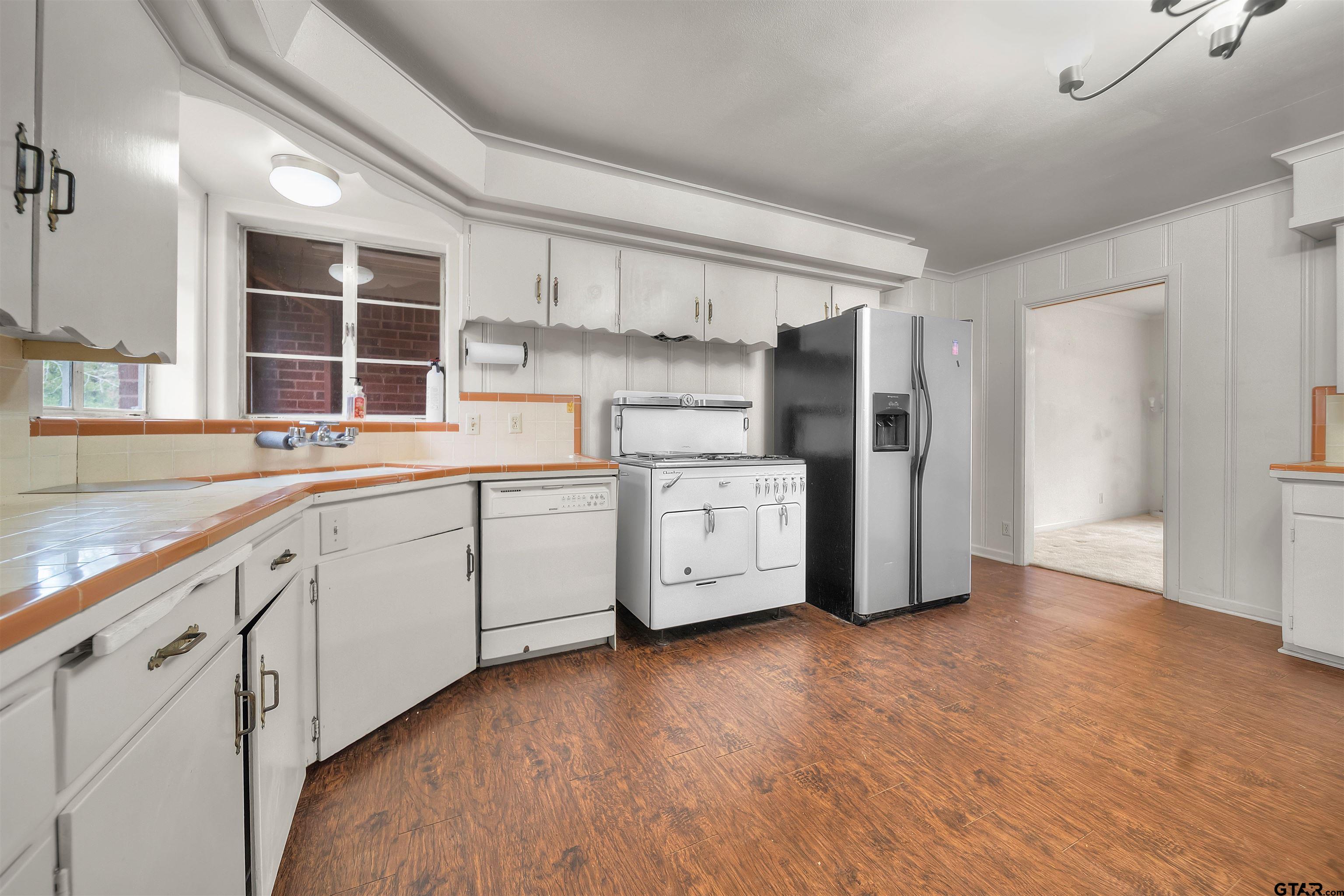 2521 Pounds Tyler, TX 75701 - Photo 9 of 40 a kitchen with cabinets and window
