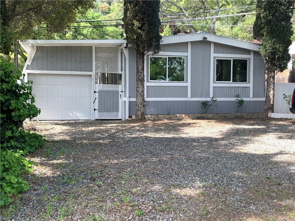 a view of a house with backyard and tree