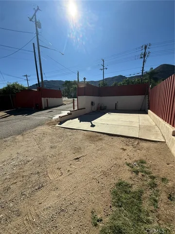 a view of a back yard of the building
