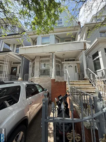 a view of a car park in front of house