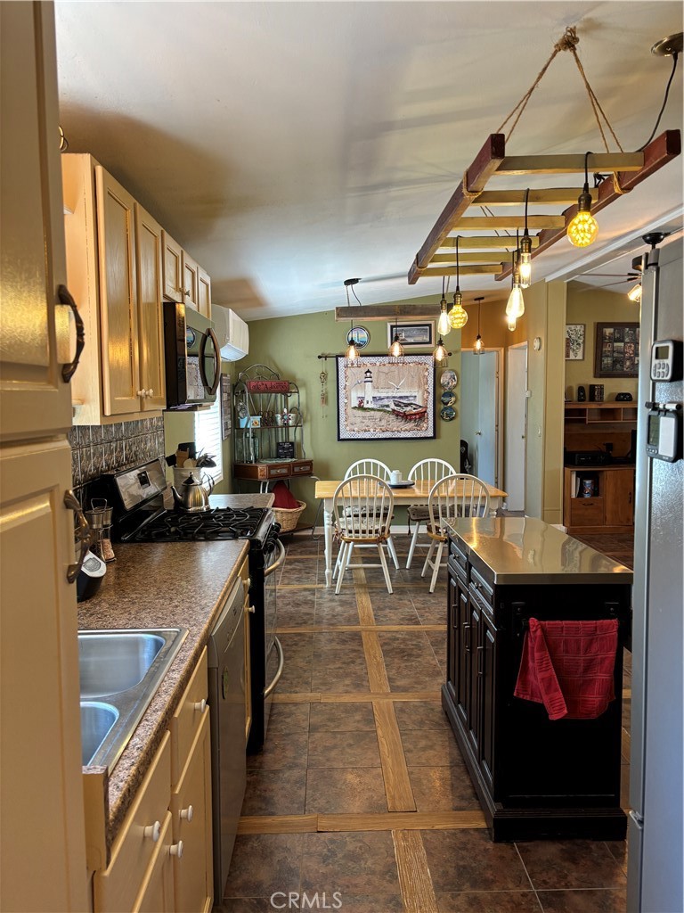 4060 Indian Peak Road Mariposa, CA 95338 - Photo 20 of 60 a kitchen with lots of counter top space