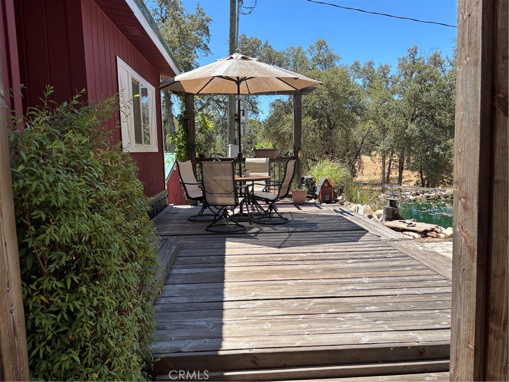 4060 Indian Peak Road Mariposa, CA 95338 - Photo 8 of 60 a view of a patio with table and chairs under an umbrella