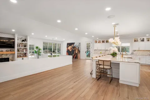 a black and white photo of a picture