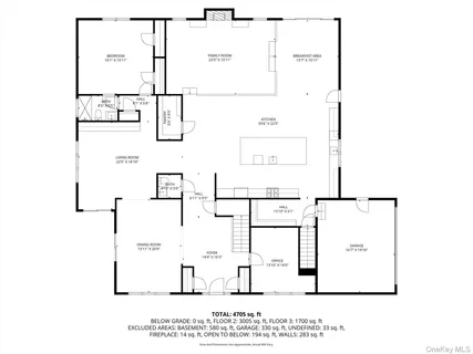 a swimming pool with mountain view