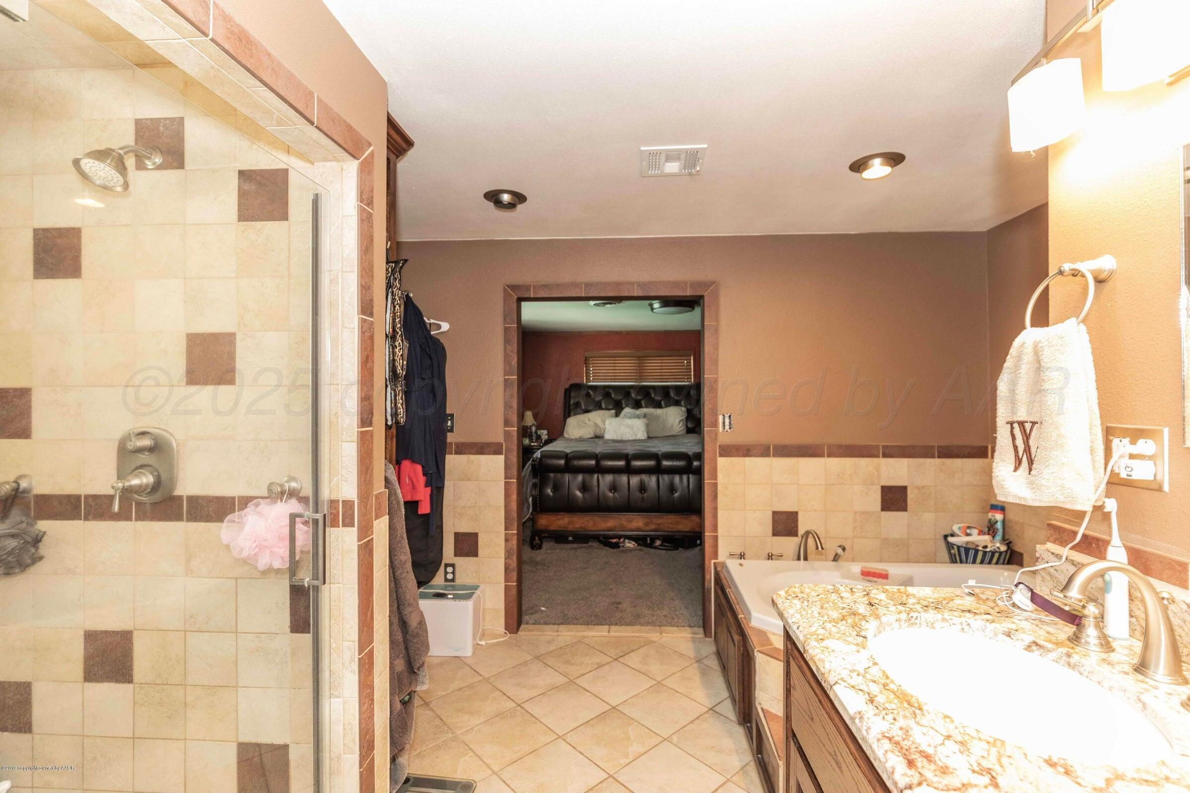 830 Burnett Street Miami, TX 79059 - Photo 23 of 66 830 Burnett main bathrm view 2