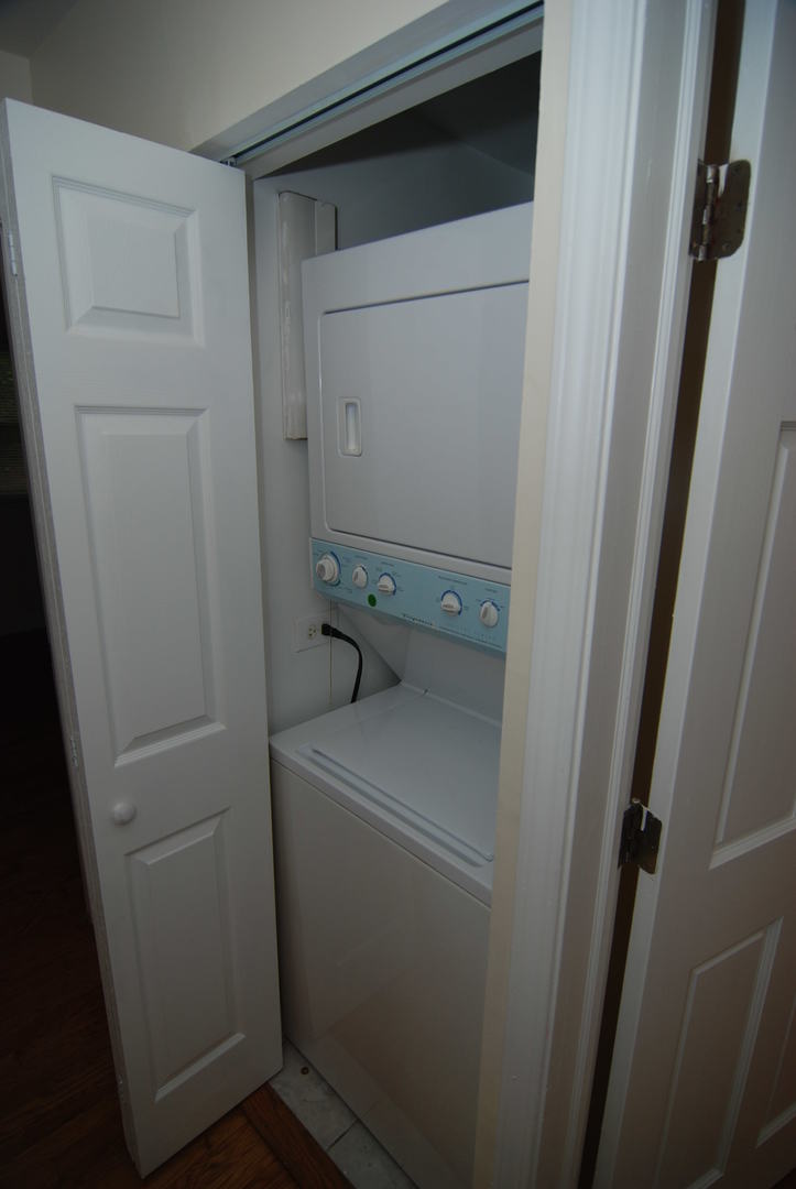 7530 North Ridge Boulevard, Unit 2E Chicago, IL 60645 - Photo 13 of 15 a bathroom with a sink and toilet