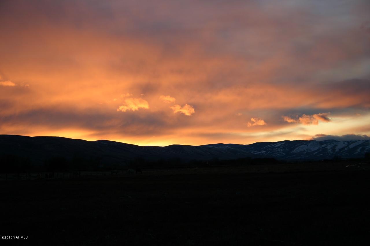 3801 Wiley Road Yakima, WA 98903 - Photo 2 of 20 a view of sunset and a mountain
