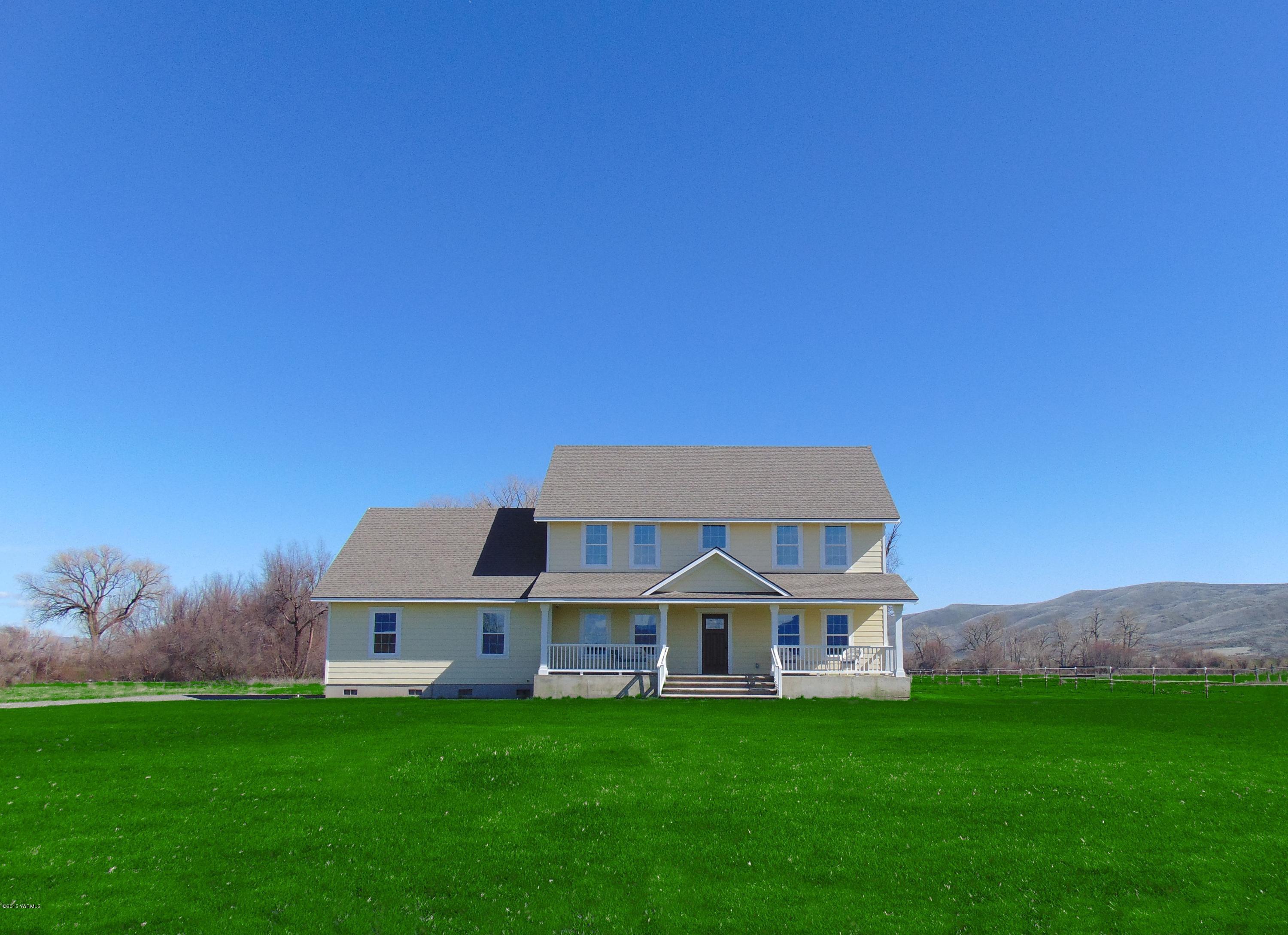 3801 Wiley Road Yakima, WA 98903 - Photo 15 of 20 a front view of a house with a garden