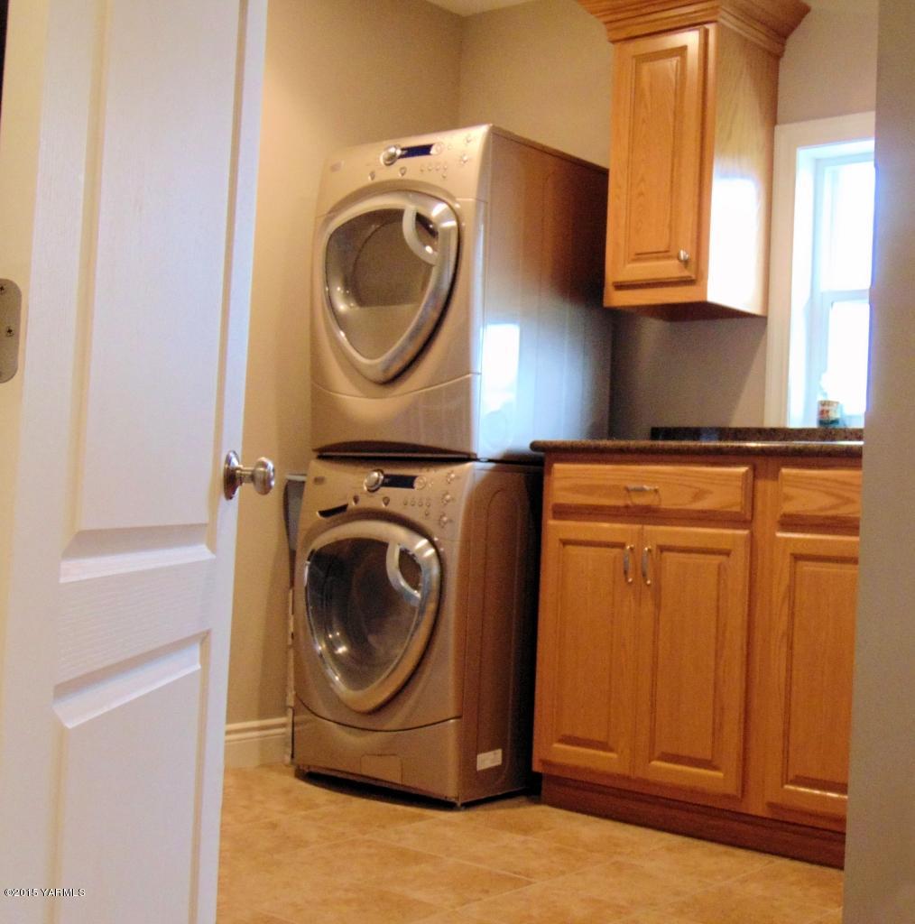 3801 Wiley Road Yakima, WA 98903 - Photo 19 of 20 a utility room with dryer and washer