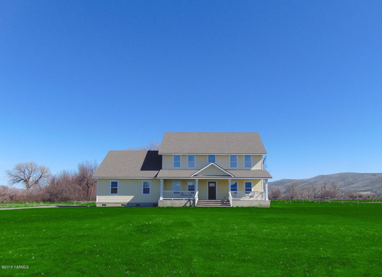 3801 Wiley Road Yakima, WA 98903 - Photo 20 of 20 a front view of a house with a garden