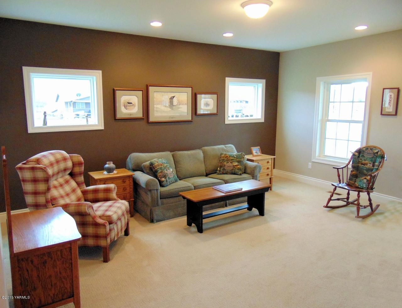 3801 Wiley Road Yakima, WA 98903 - Photo 4 of 20 a living room with furniture and a window