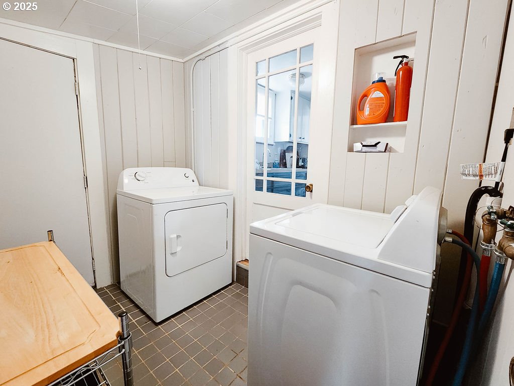 1895 City View Street Eugene, OR 97405 - Photo 21 of 36 a utility room with dryer and washer