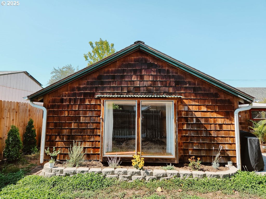 1895 City View Street Eugene, OR 97405 - Photo 25 of 36 a front view of a house with garden