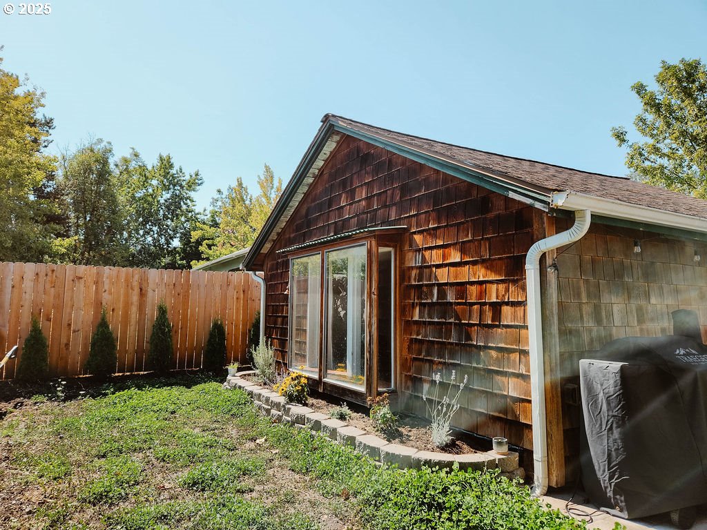 1895 City View Street Eugene, OR 97405 - Photo 26 of 36 a backyard of a house