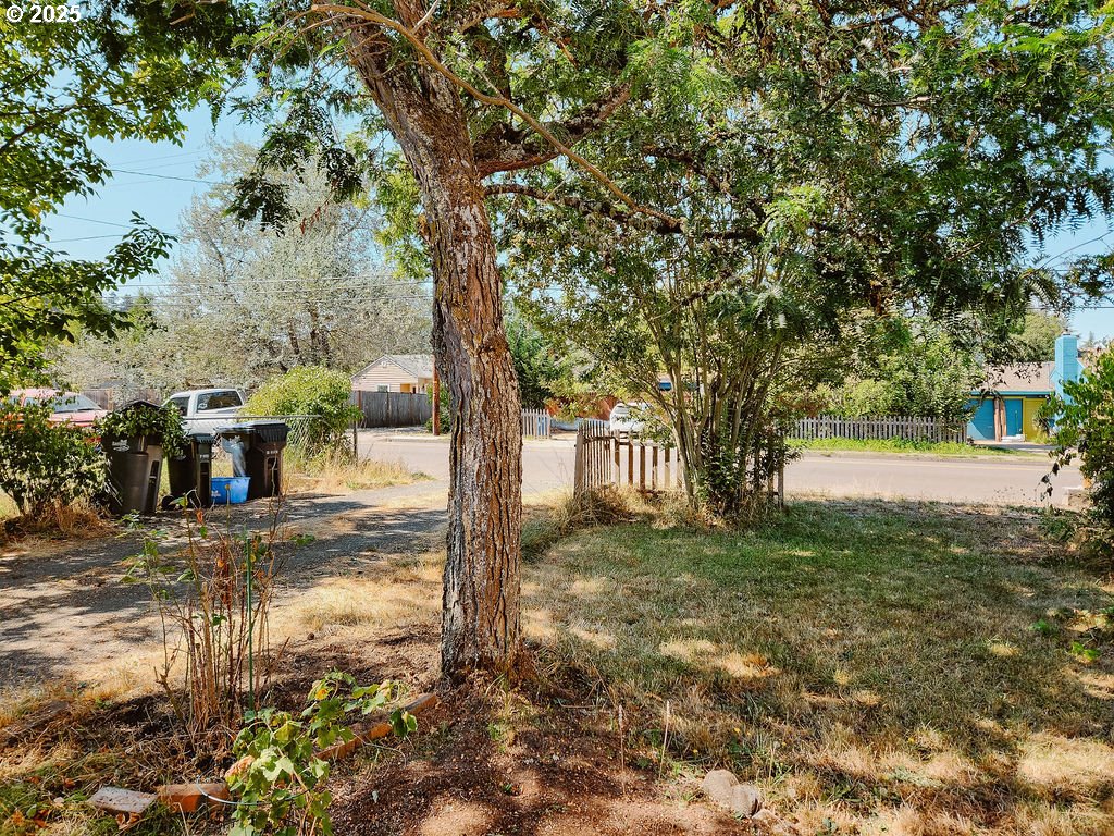 1895 City View Street Eugene, OR 97405 - Photo 3 of 36