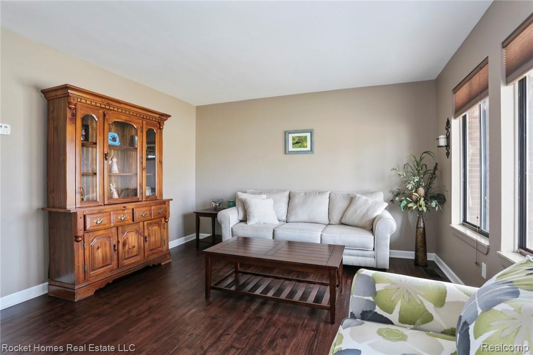 26320 South River Road Harrison Township, MI 48045 - Photo 4 of 28 003-photo-living-room-6884342.jpg