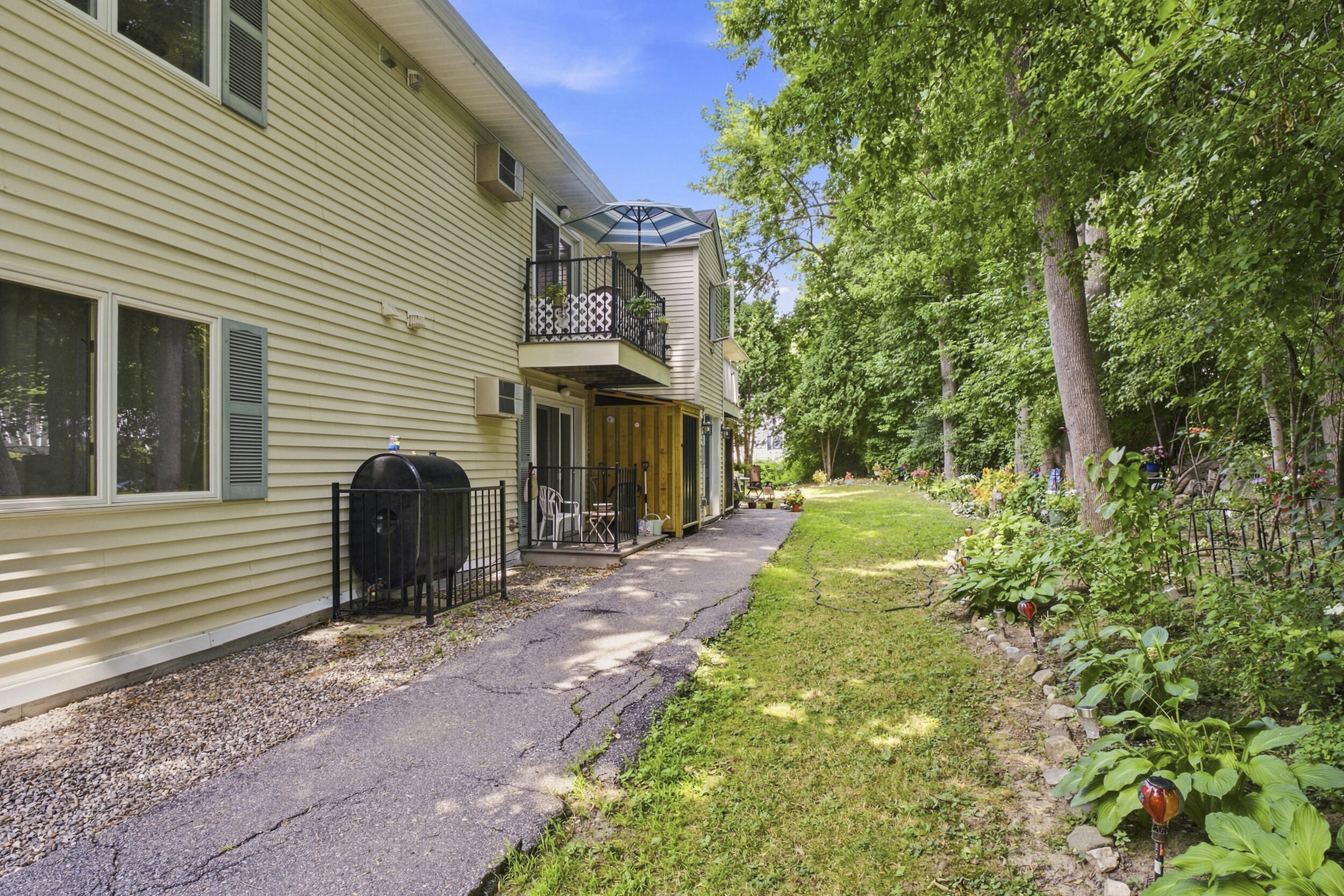 136_old_winthrop_rd-exterior-03