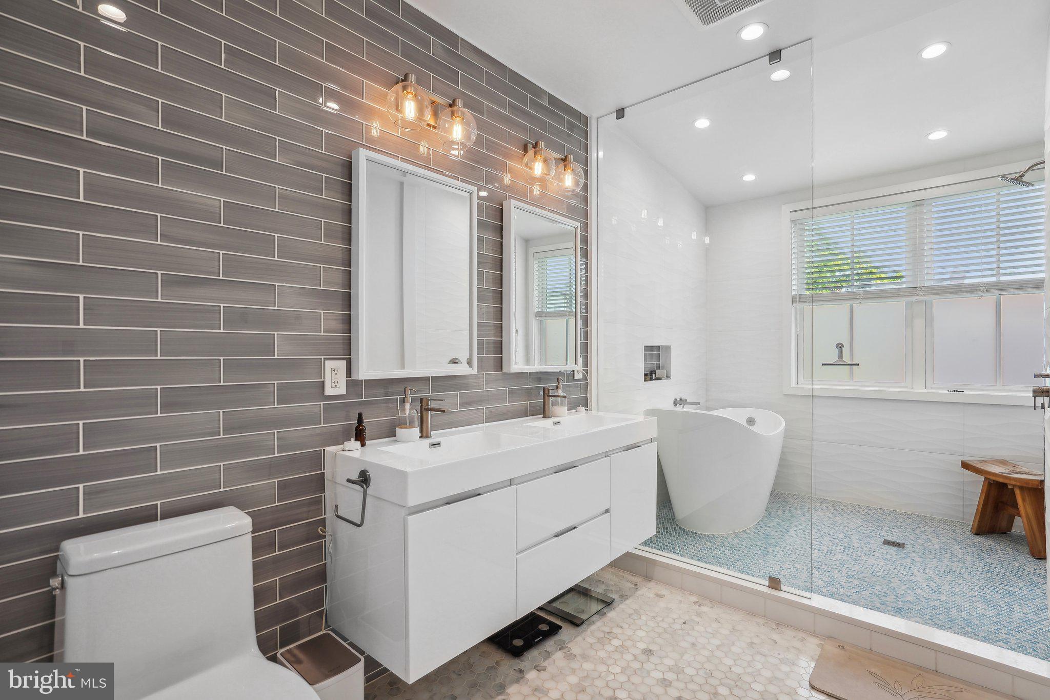 626 D Street Northeast Washington, DC 20002 - Photo 16 of 26 Luxurious Spa-like Bath!
