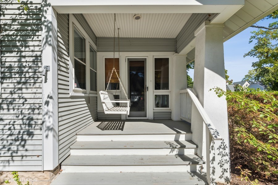 1282 Edgewood Road Lake Forest, IL 60045 - Photo 2 of 27 a view of building with entryway