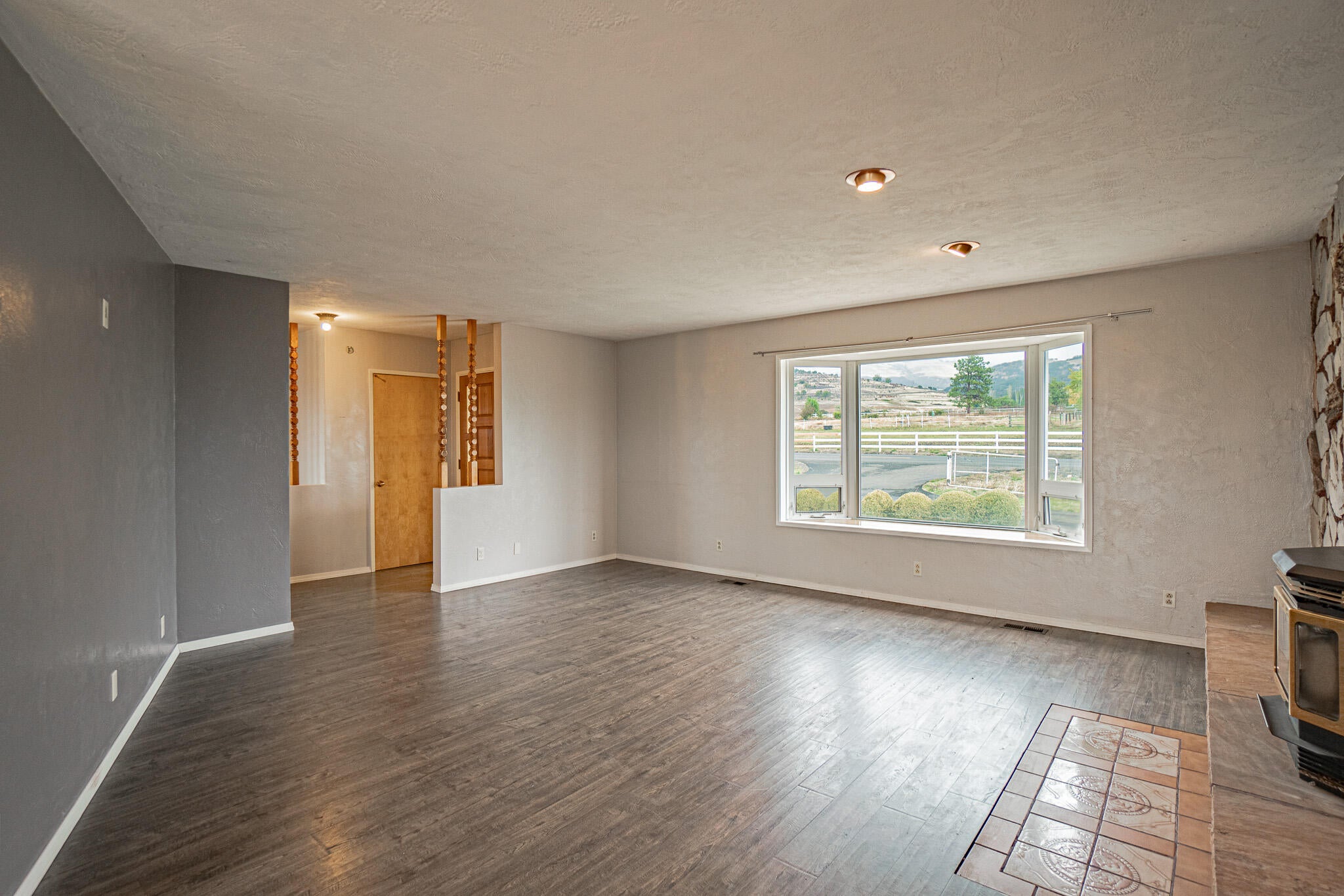 4380 Royal Crest Road Talent, OR 97540 - Photo 2 of 19 DSC09855-HDR