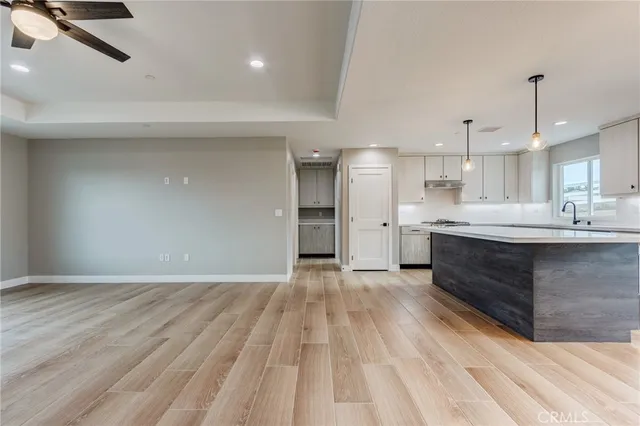 a view of a livingroom with a ceiling fan & entryway