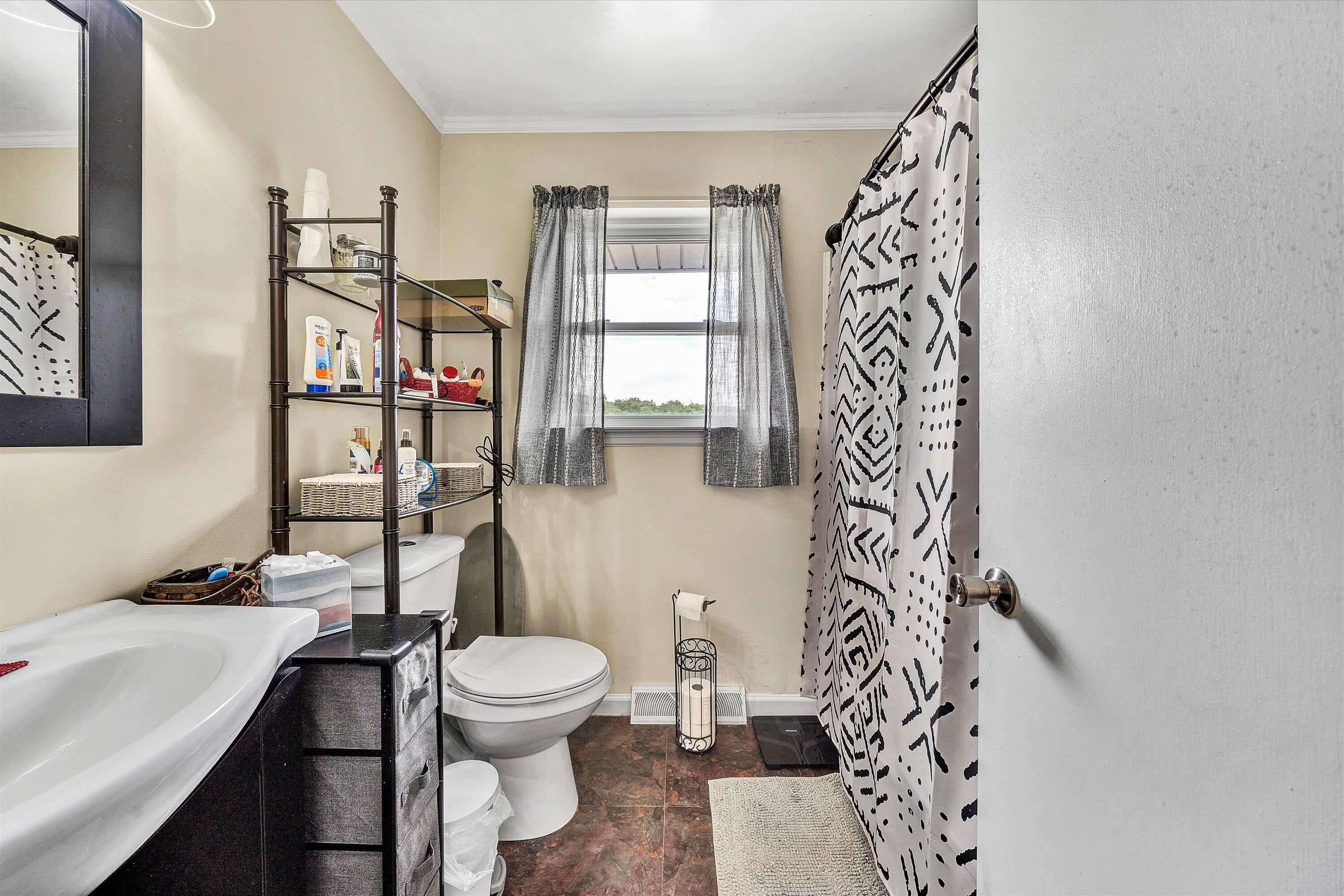 5620 Cove Road Roanoke, VA 24019 - Photo 9 of 23 09-DSC00028
