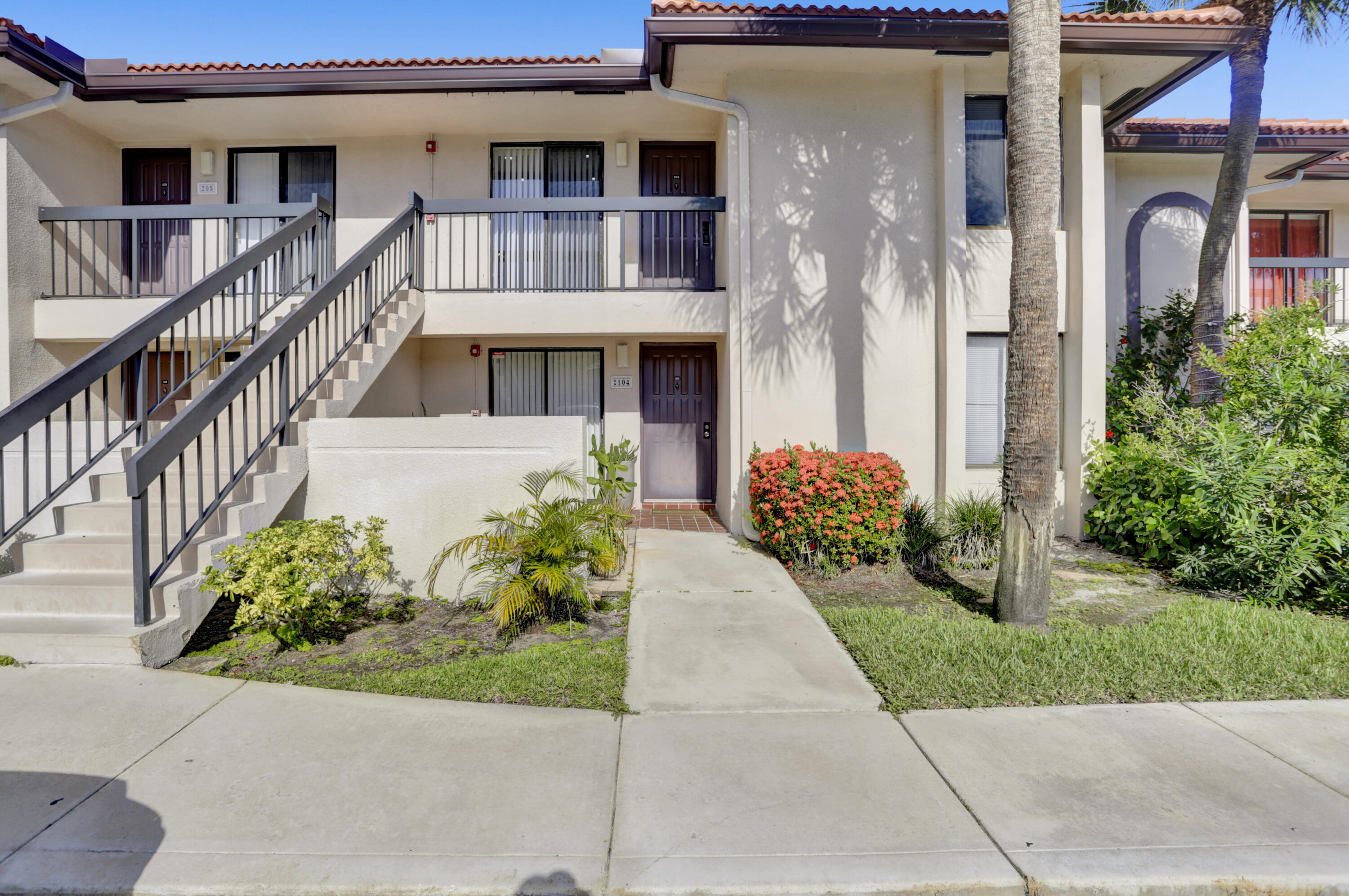300 East Club Circle, Unit 204 Boca Raton, FL 33487 - Photo 2 of 39 Front