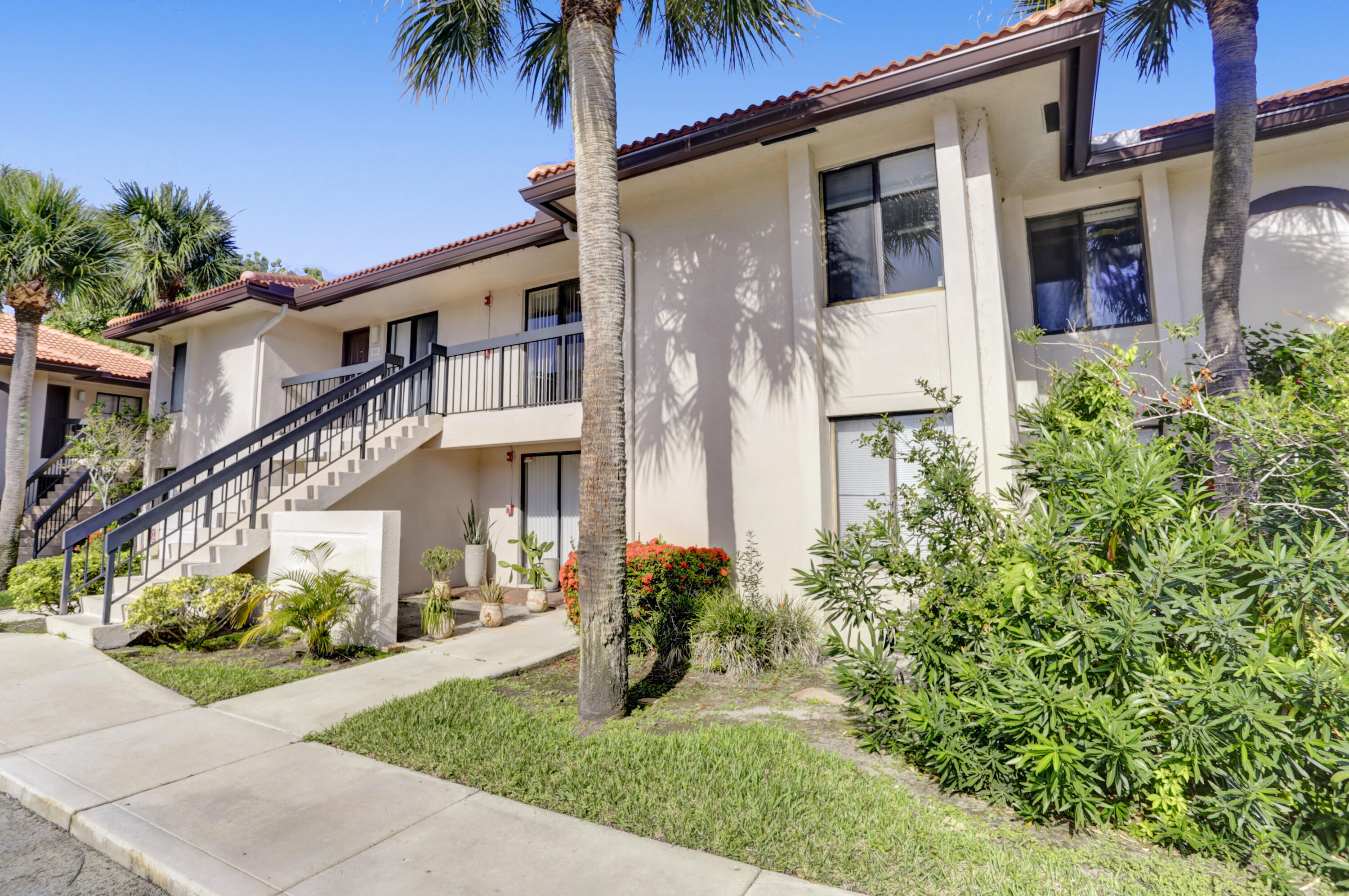 300 East Club Circle, Unit 204 Boca Raton, FL 33487 - Photo 3 of 39 Front
