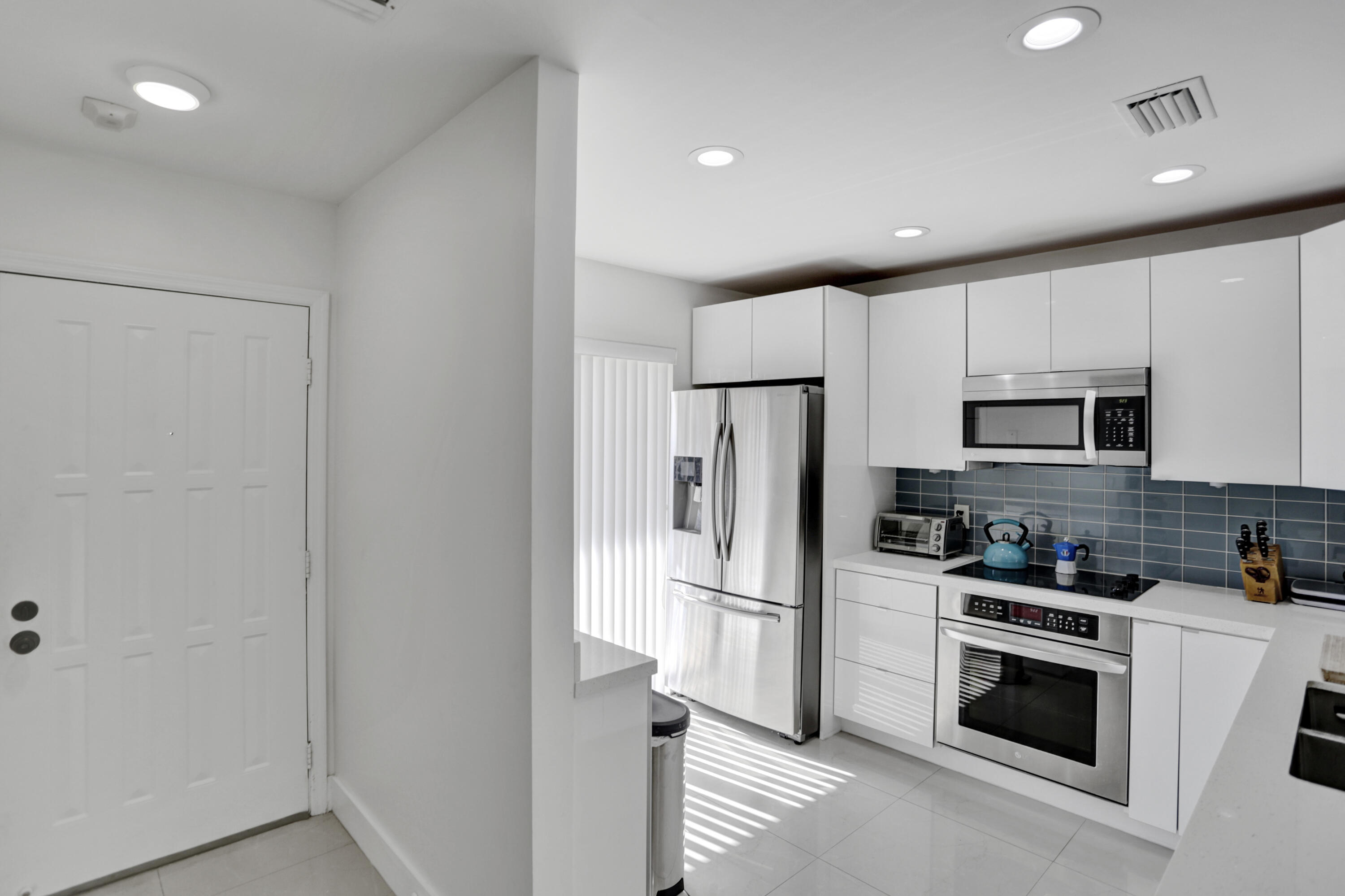 300 East Club Circle, Unit 204 Boca Raton, FL 33487 - Photo 6 of 39 Kitchen