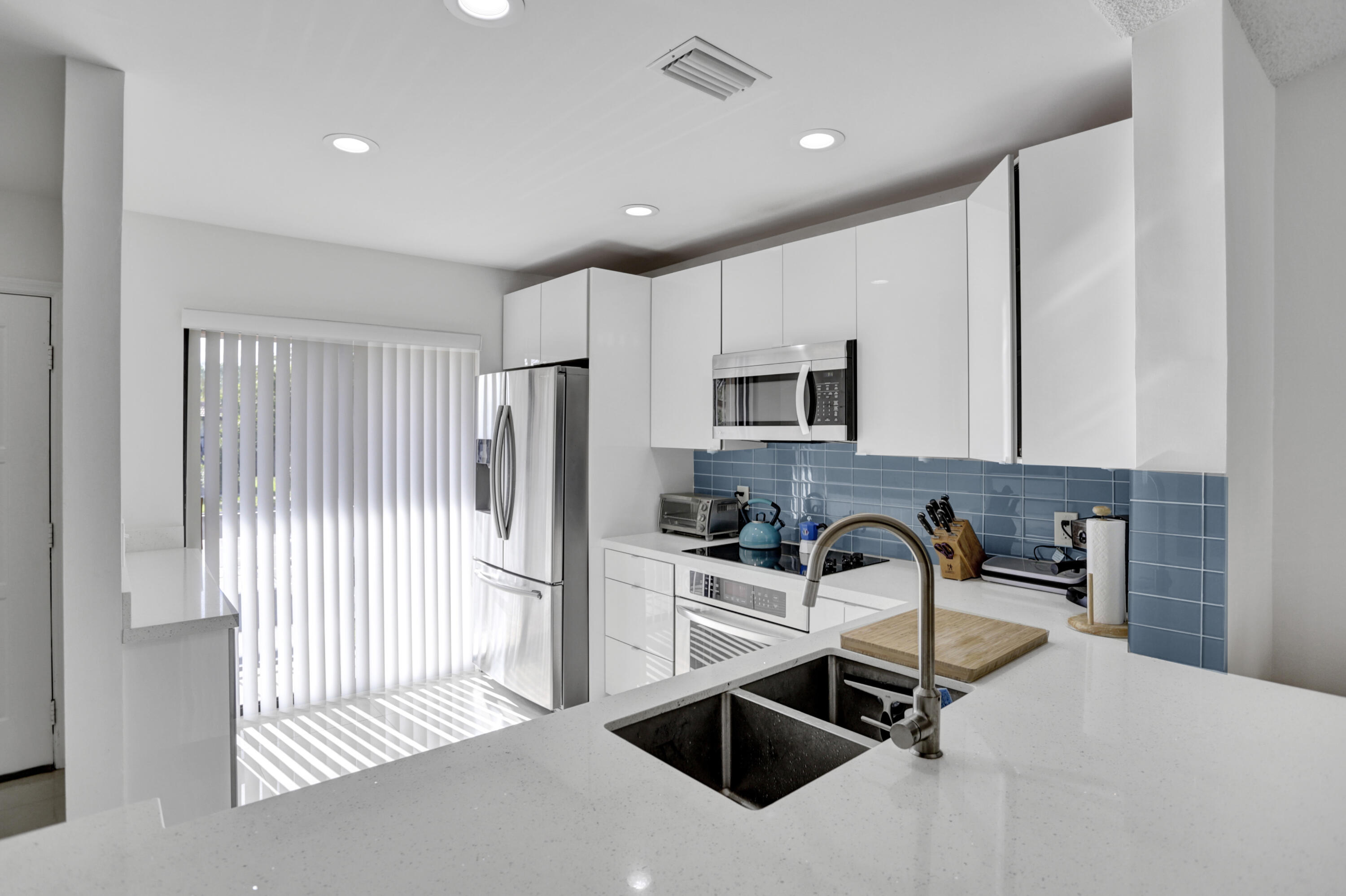 300 East Club Circle, Unit 204 Boca Raton, FL 33487 - Photo 7 of 39 Kitchen