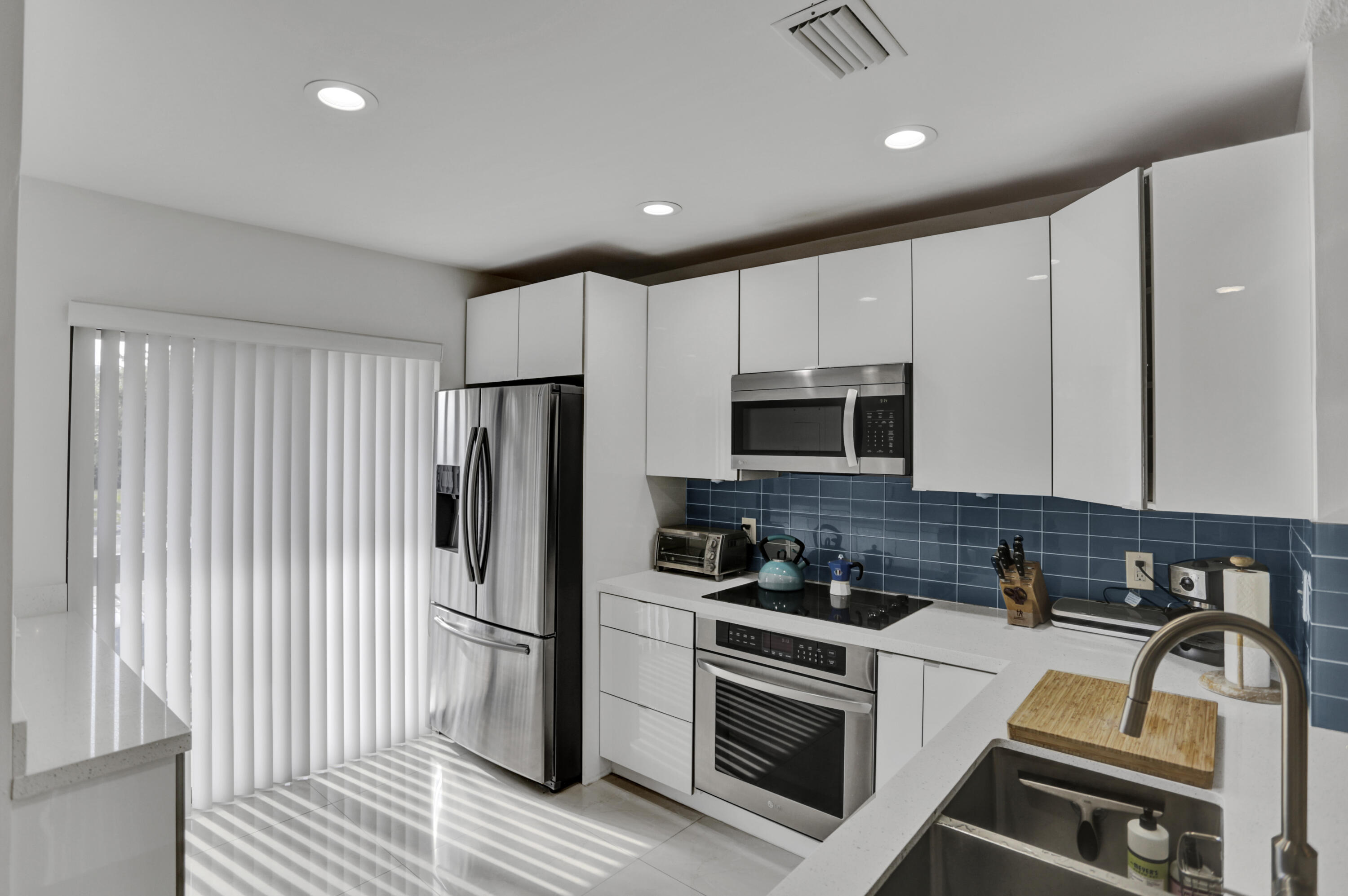 300 East Club Circle, Unit 204 Boca Raton, FL 33487 - Photo 8 of 39 Kitchen