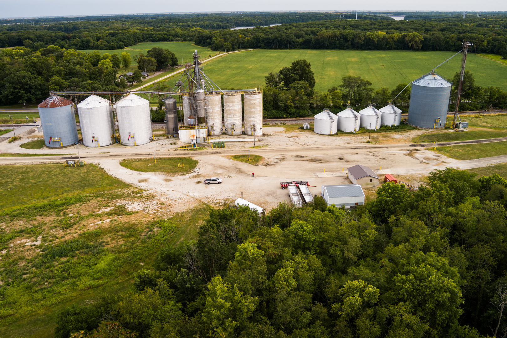 8400 Birkbeck Road Clinton, IL 61727 - Photo 1 of 22 a swimming pool with mountain view