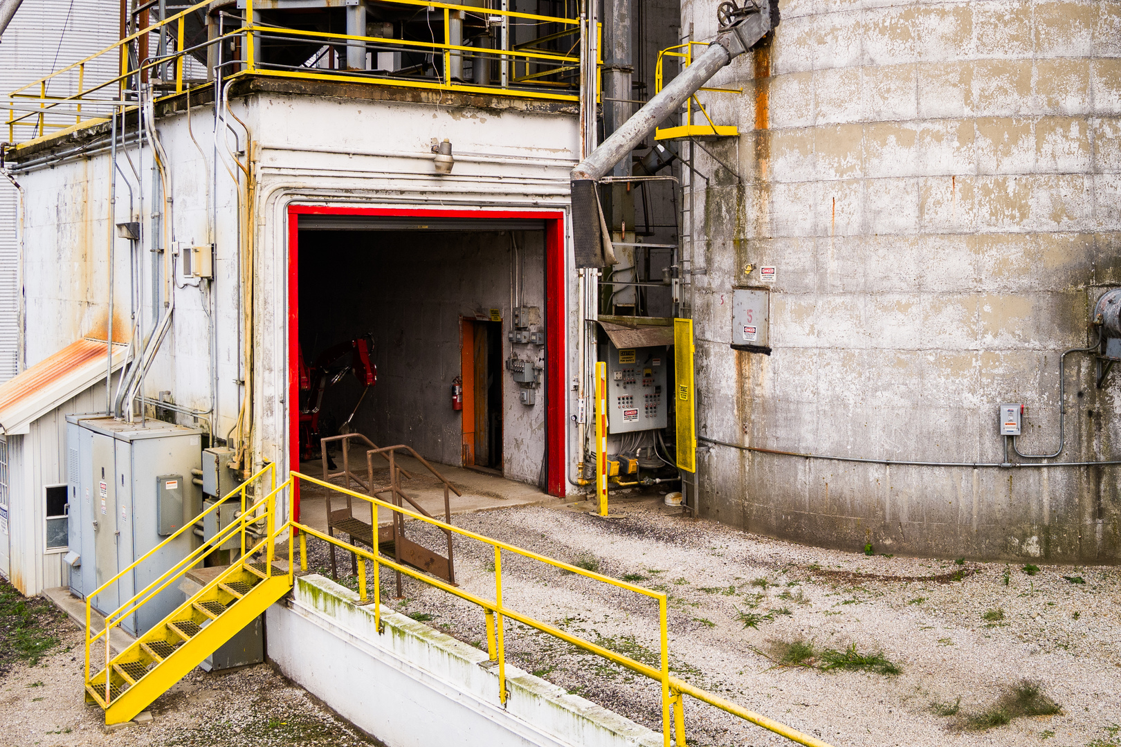 8400 Birkbeck Road Clinton, IL 61727 - Photo 11 of 22 a view of entryway with a front door