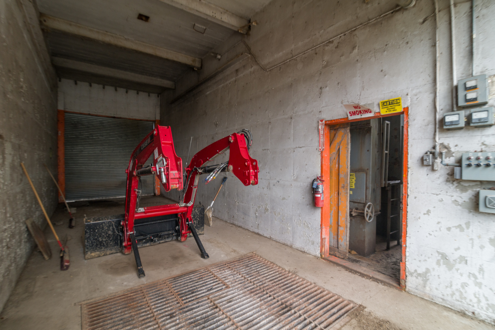 8400 Birkbeck Road Clinton, IL 61727 - Photo 13 of 22 a view of a hallway with seating space