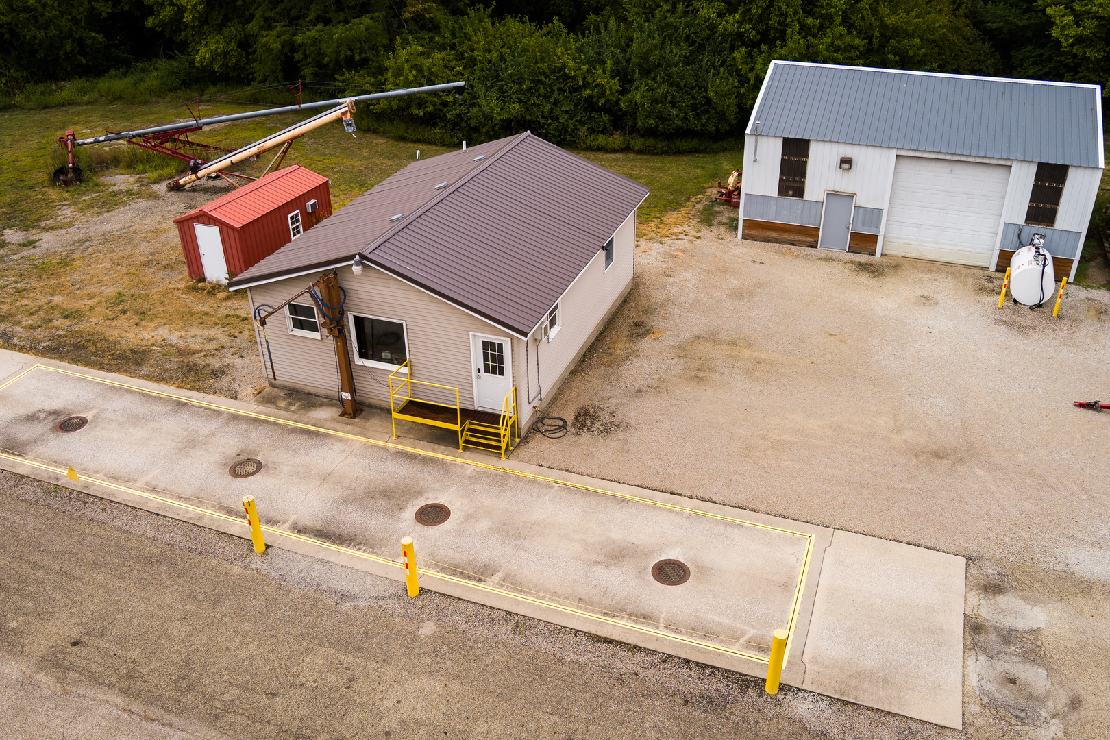 8400 Birkbeck Road Clinton, IL 61727 - Photo 4 of 22 an aerial view of a house with a swimming pool