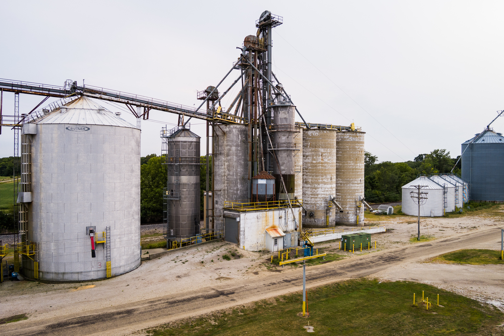 8400 Birkbeck Road Clinton, IL 61727 - Photo 10 of 22 a view of a house with sitting area