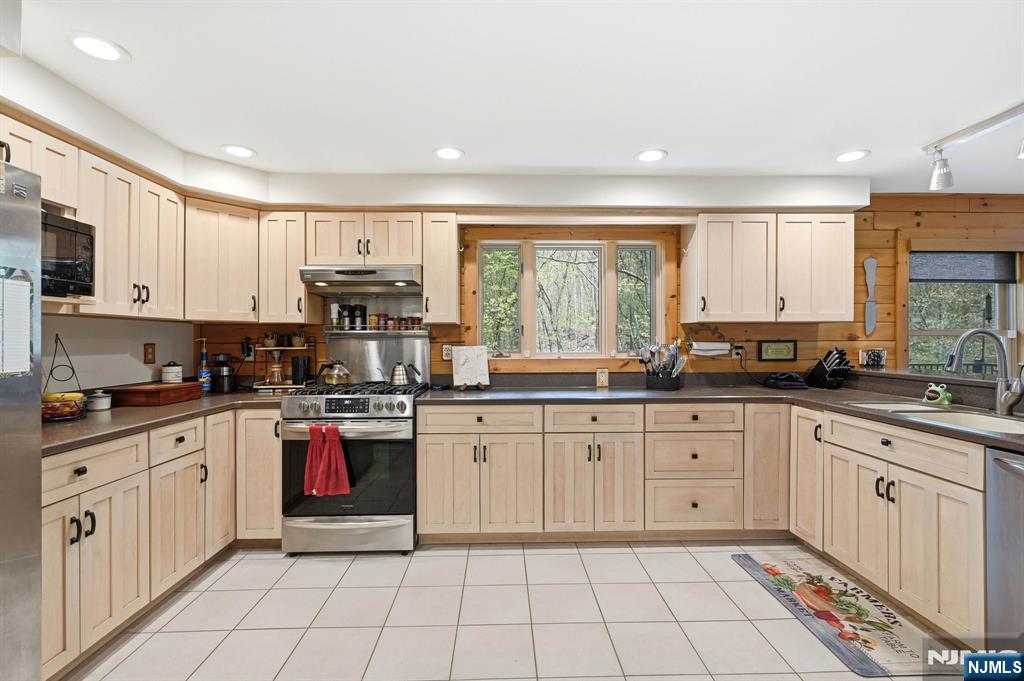 127 Jacobs Road Newfoundland, NJ 07435 - Photo 13 of 50