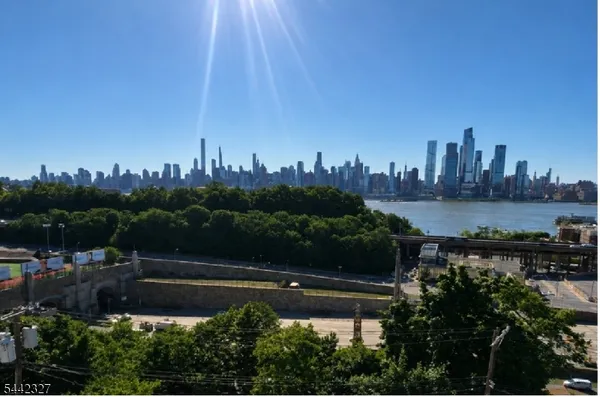 $3,150 | 518 Gregory Avenue, Unit C405, Weehawken, NJ 07086