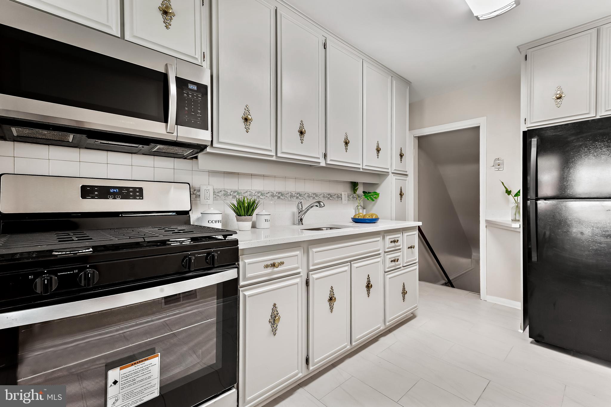 7259 Stratton Way Baltimore, MD 21224 - Photo 9 of 29 New ceramic tile floor, stove, sink & counter top