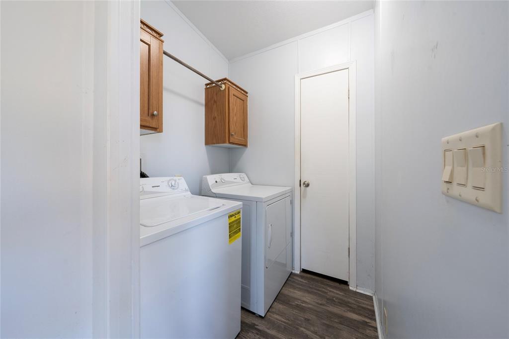 915 Keen Road, Unit 915 Frostproof, FL 33843 - Photo 42 of 53 a utility room with dryer and washer