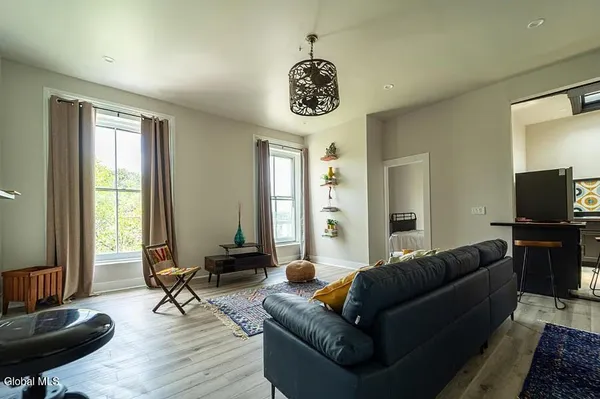 $2,450 | 240 Washington Avenue, Unit 2, Albany, NY 12210