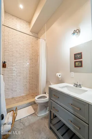 $2,450 | 240 Washington Avenue, Unit 2, Albany, NY 12210