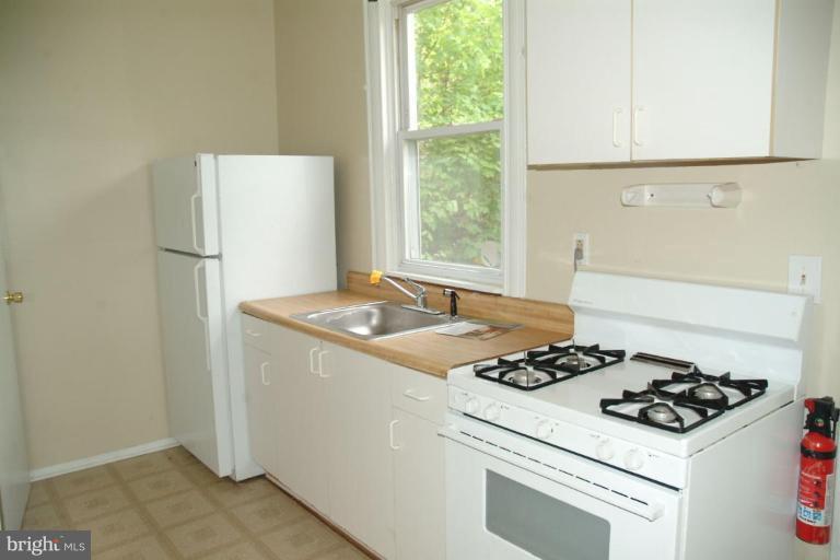 2806 Hollins Ferry Road Baltimore, MD 21230 - Photo 3 of 9 Kitchen