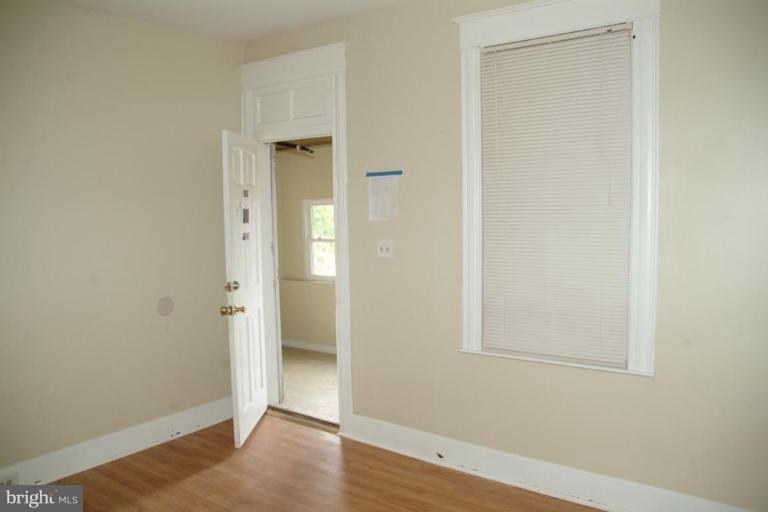 2806 Hollins Ferry Road Baltimore, MD 21230 - Photo 6 of 9 Living Room