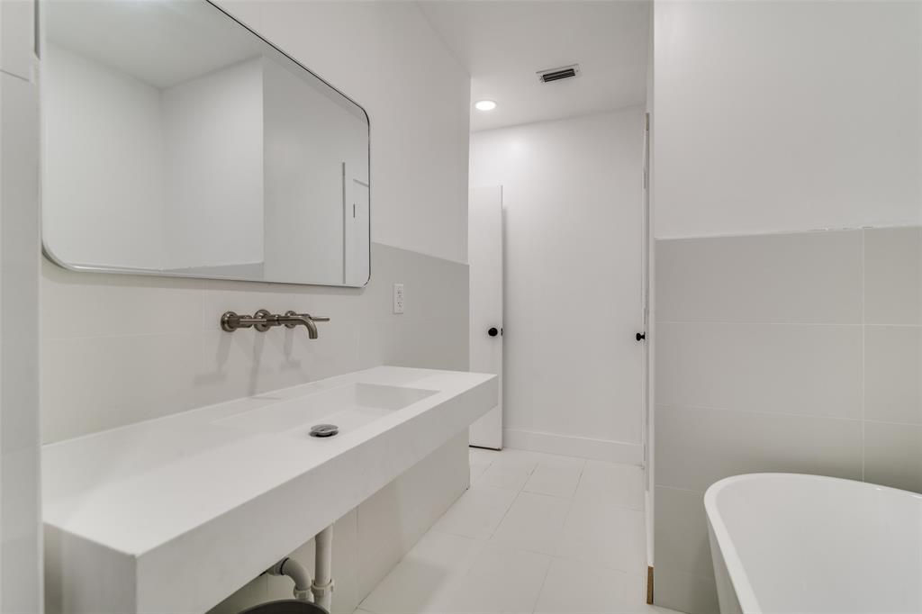 250 Skyview Point, TX 75472 - Photo 13 of 34 a bathroom with a tub sink and mirror
